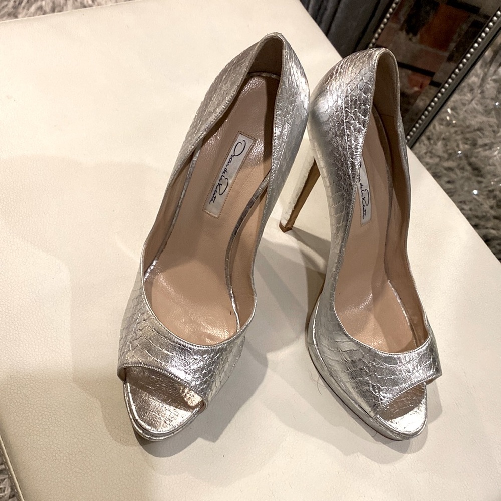 Beautiful silver Oscar De La renta wedding shoe.